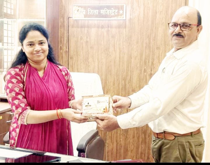 बाबा विश्वनाथ पर अर्पित फूलों से बनी अगरबत्ती से एसडीएम का स्वागत