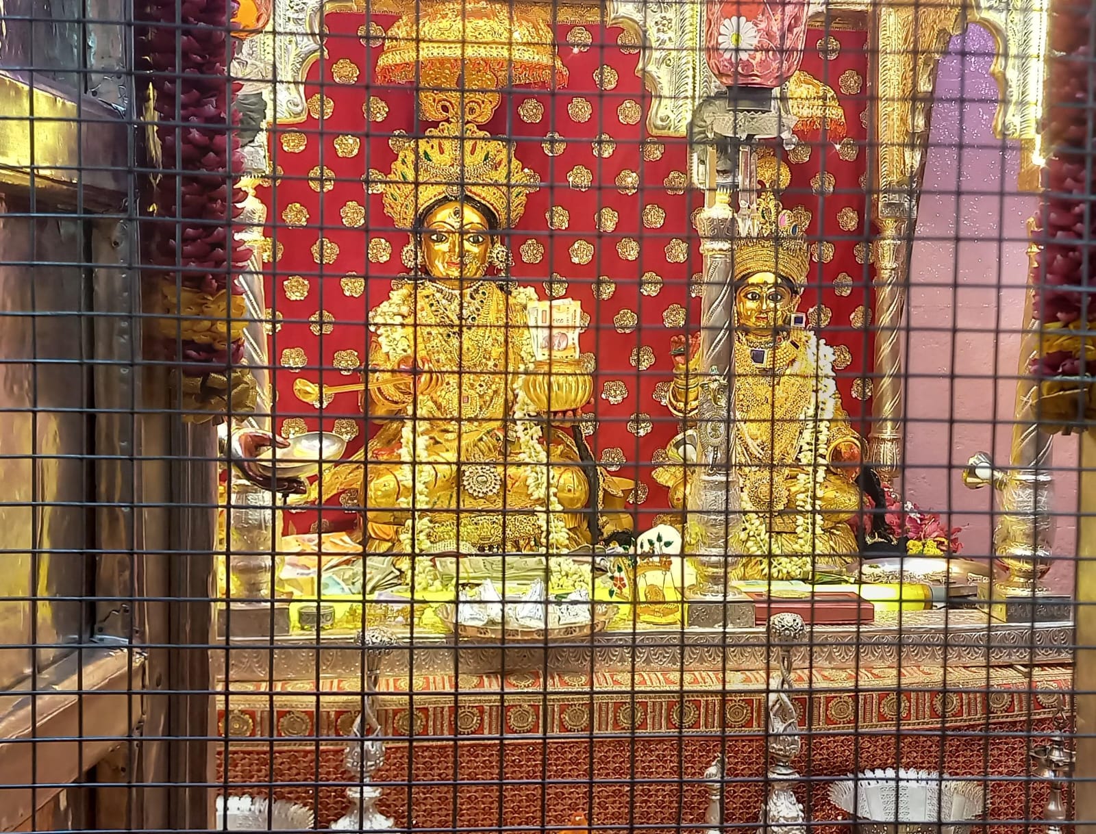 धनतेरस पर सजा मां अन्नपूर्णा का स्वर्णमयी दरबार, भक्तों पर बरसाया आशीर्वाद और खजाना