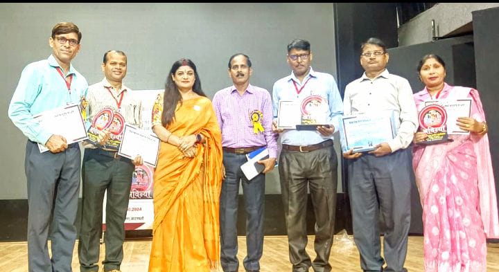 पिंडरा ब्लाक के नवाचारी शिक्षक हुए सम्मानित