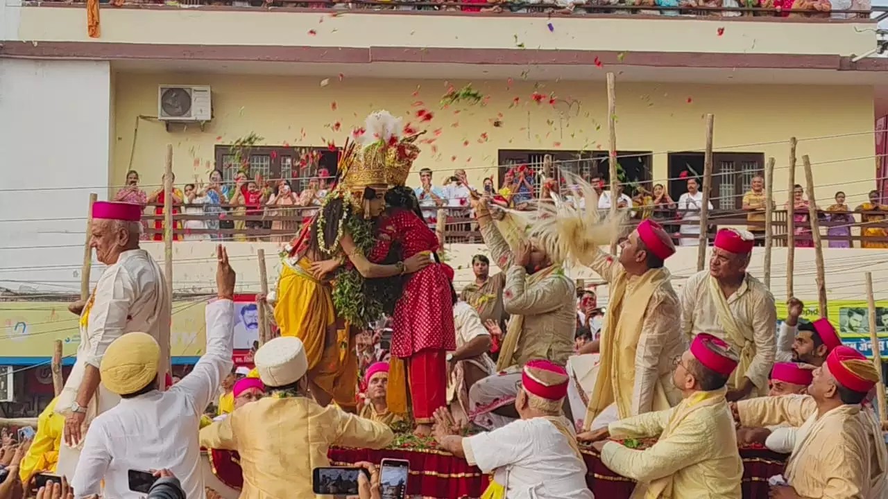 विश्व प्रसिद्ध नाटी इमली भरत मिलाप: 481 वर्षों की परंपरा के साक्षी बने लाखों लोग, भाइयों का मिलन देख भाव-विभोर हुए काशीवासी