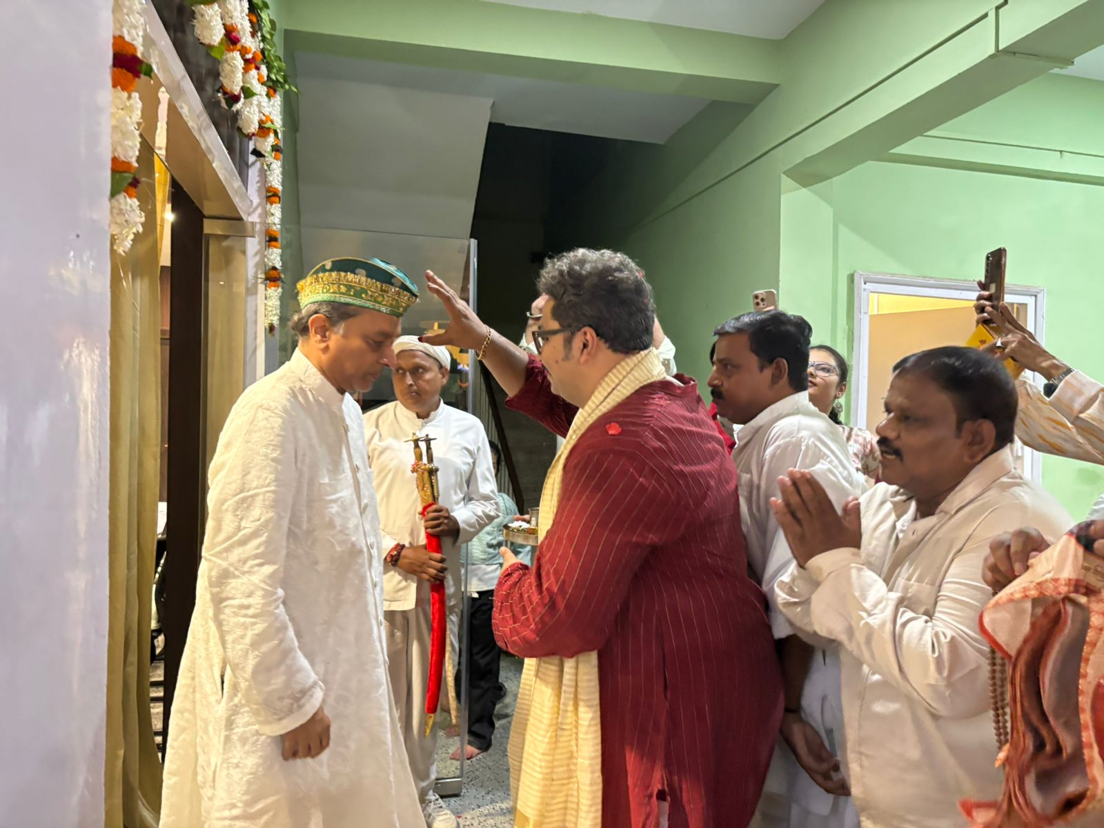 काशी नरेश अनंत नारायण सिंह ने निभाई परंपरा,नागरीप्रचारिणी सभा में किया संध्यावंदन