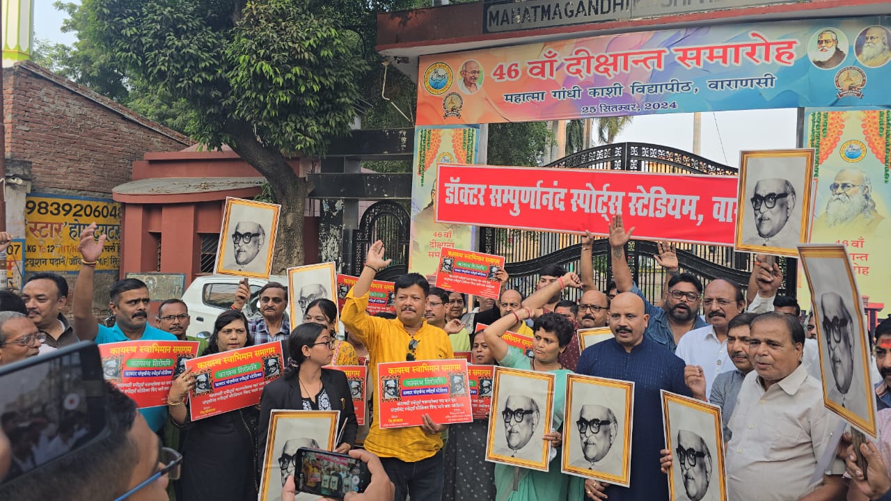 कायस्थ समाज के लोगों ने नारेबाजी कर विरोध कराया दर्ज
