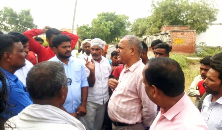 घटिया निर्माण कार्य होने पर ग्रामीणों ने काम कराया बन्द, दिया धरना