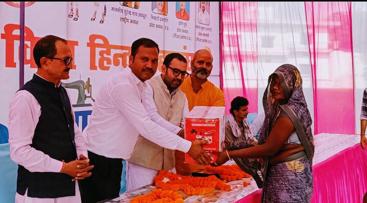 निशुल्क सिलाई मशीन का हुआ वितरण