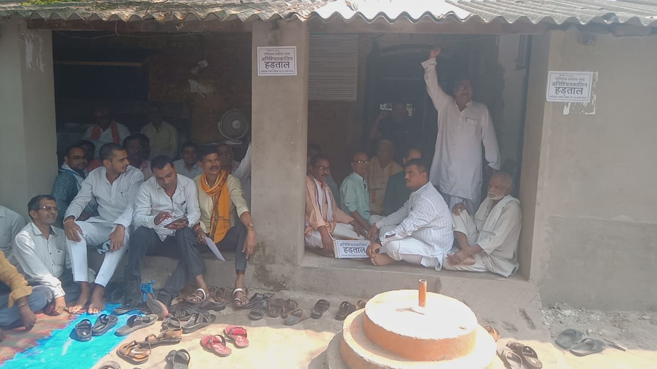 दस्तावेज लेखको व स्टाम्प बिक्रेताओ केअनिश्चित कालीन धरने के तीसरे दिन कार्य ठप