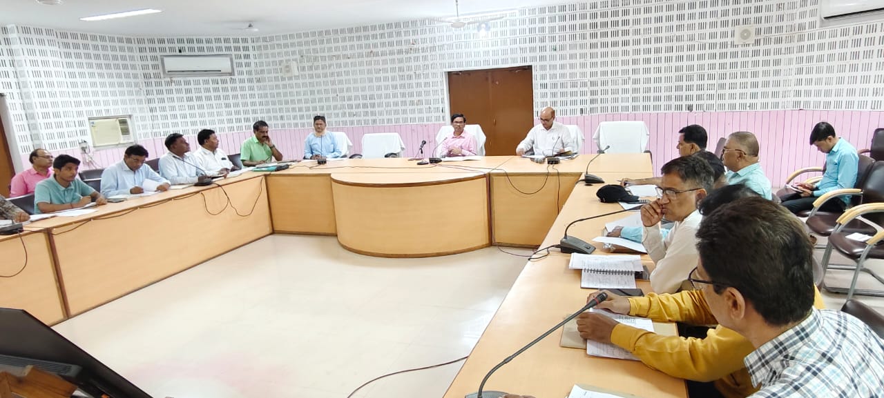 जिलाधिकारी ने जनपद बलिया के चकबंदी प्रक्रियाधीन ग्रामों की प्रगति की समीक्षा की