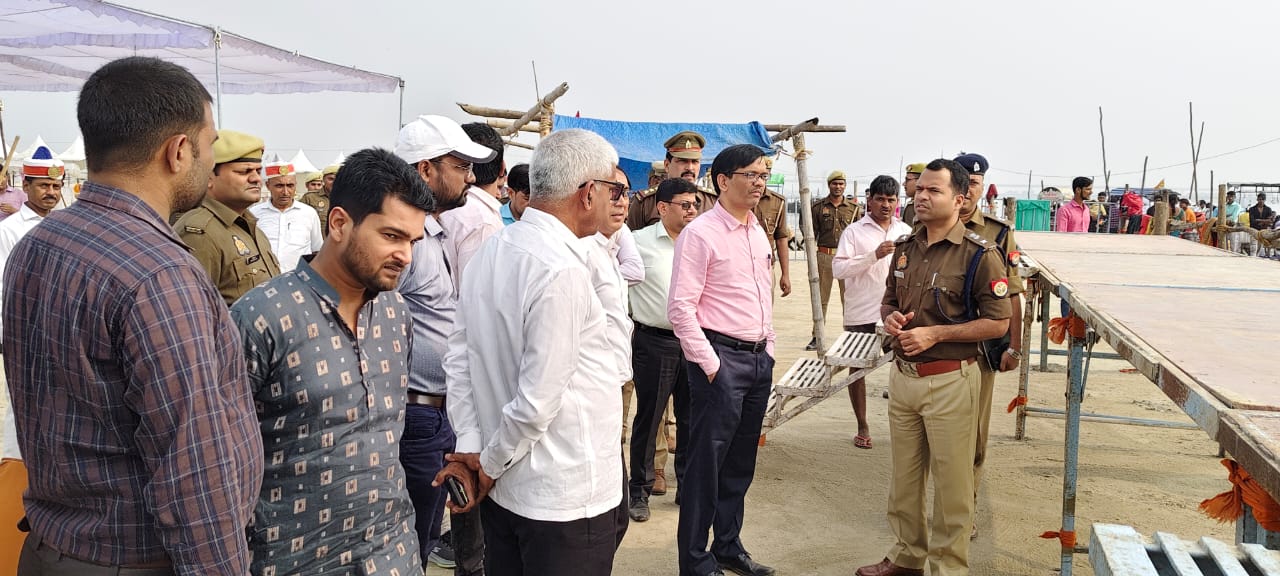 जिलाधिकारी ने शिवरामपुर घाट का निरीक्षण कर श्रद्धालुओं की सुरक्षा एवं ठहरने सहित की गई अन्य व्यवस्थाओं का लिया जायजा