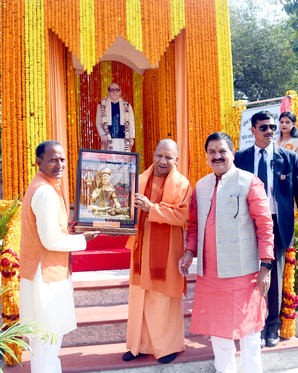 मुख्यमंत्री ने मूर्ति का किया अनावरण, छात्रों का किया अभिवादन स्वीकार