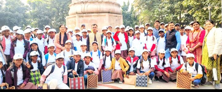 एक्सपोजर विजिट के तहत छात्र व छात्राओं ने किया सारनाथ का भ्रमण