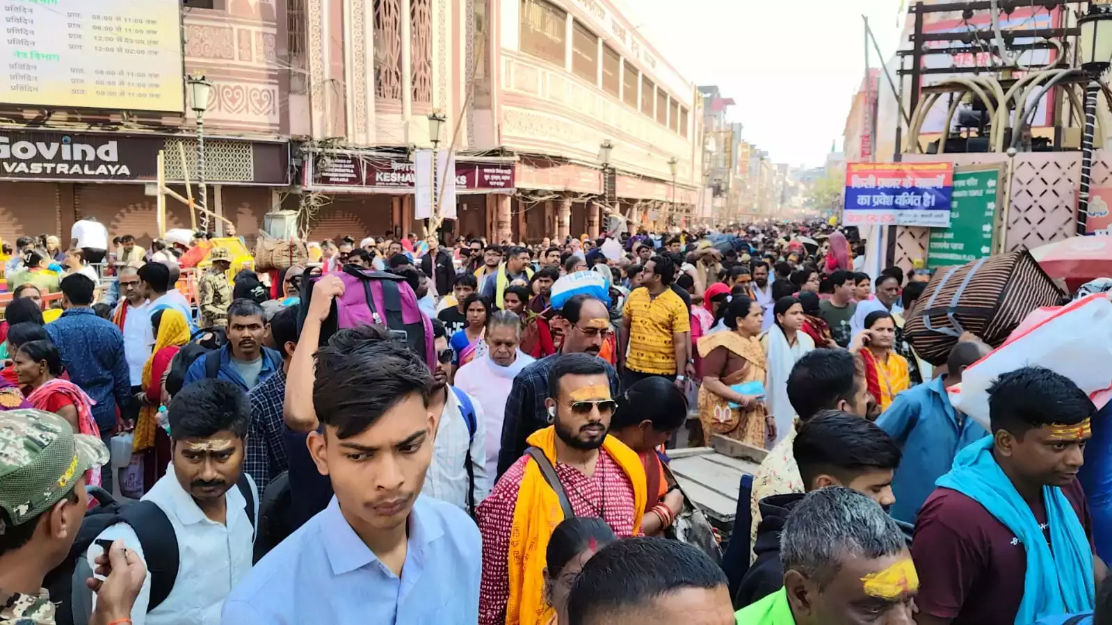 काशी में सड़क, गलियां, घाट सब हाउसफुल, 7 घंटे की तपस्या के बाद हो रहे बाबा विश्वनाथ के झांकी दर्शन