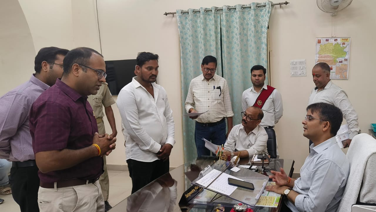 जिलाधिकारी सत्येन्द्र कुमार ने जनता दर्शन में फरियादियों की सुनी समस्याएं