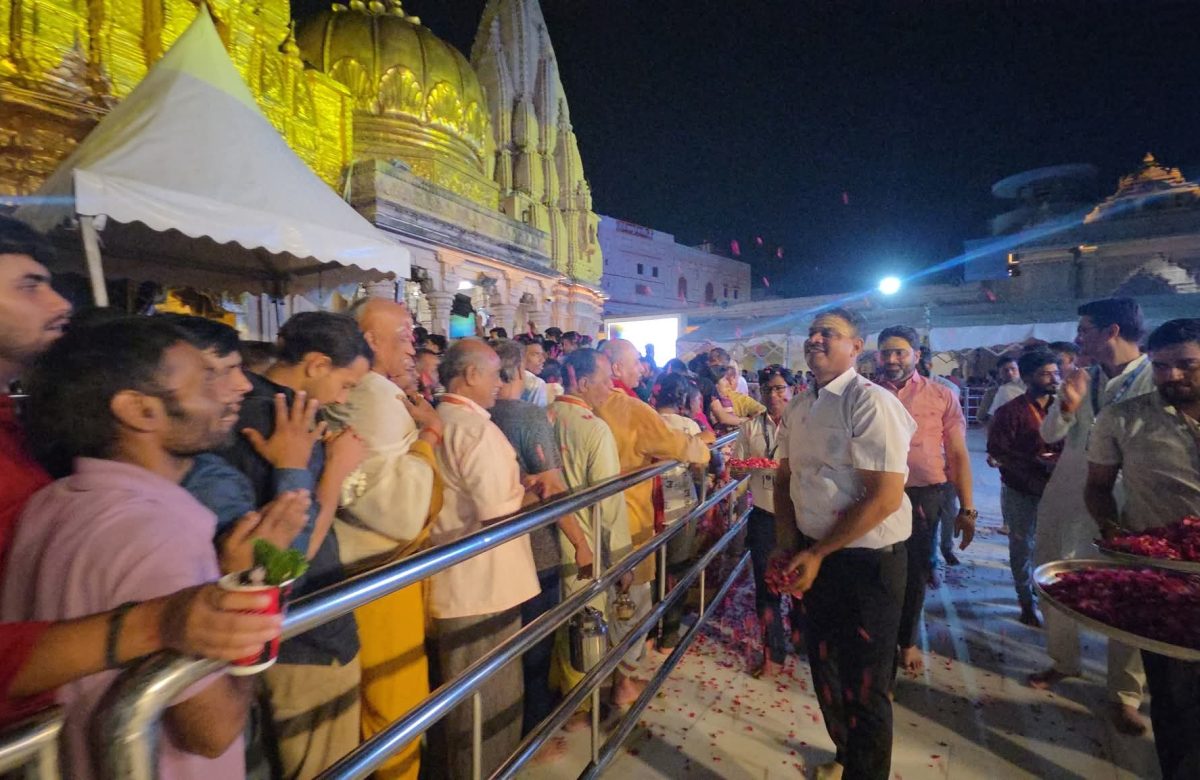 सावन के पहले दिन काशी विश्वनाथ धाम में पुष्प वर्षा कर श्रद्धालुओं का स्वागत, बाबा की हुई दिव्य मंगला आरती 