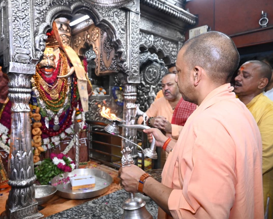 मुख्यमंत्री ने काशी विश्वनाथ और काल भैरव के किए दर्शन-पूजन