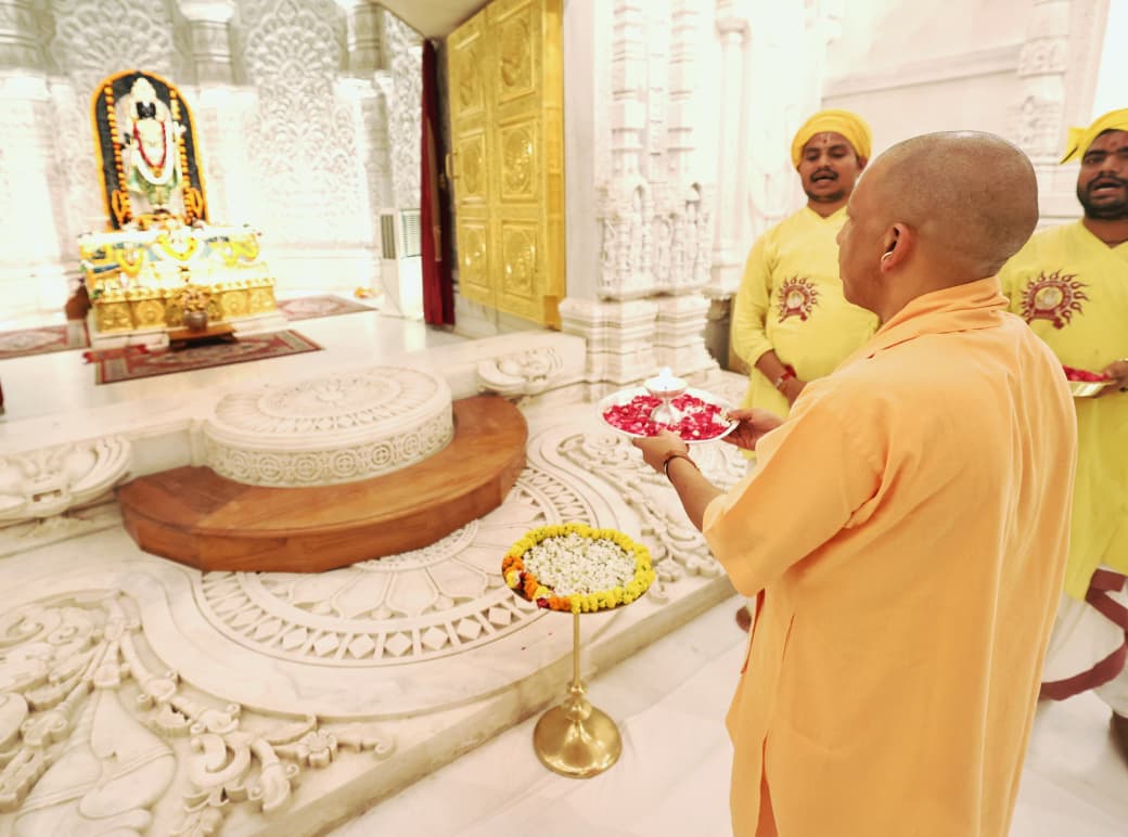 सीएम योगी ने रामलला का किया दर्शन, श्रीचरणों में झुकाया शीश