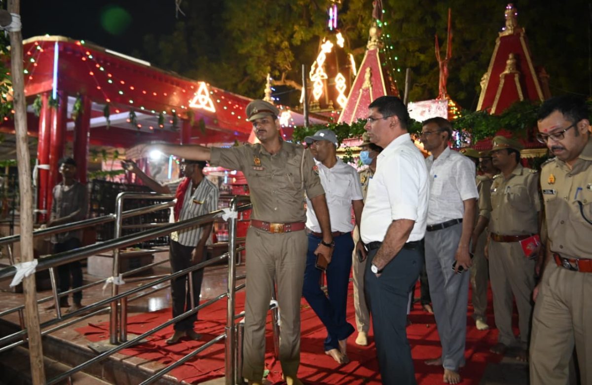 नवरात्रि पर शैलपुत्री मंदिर की सुरक्षा व्यवस्था को लेकर अपर पुलिस आयुक्त ने किया निरीक्षण