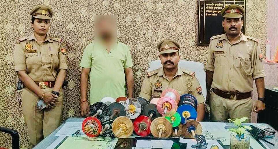 चेतगंज पुलिस की कार्रवाई, प्रतिबंधित चाइनीज मांझा बरामद