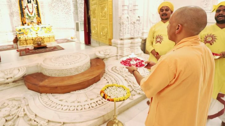 सीएम योगी ने रामलला का किया दर्शन, श्रीचरणों में झुकाया शीश
